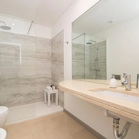 Floor In Center By Morna Homes * Funchal (Madeira)